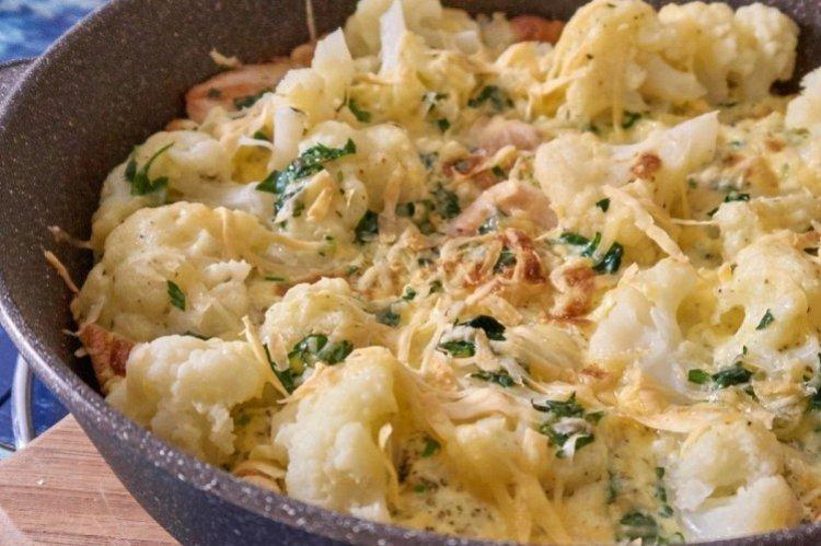 Poulet au chou-fleur dans une poêle