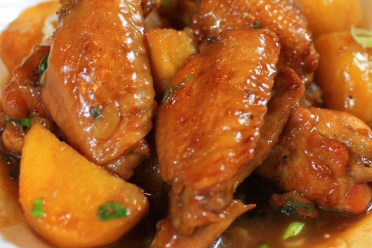 Poulet au miel et sauce soja dans une poêle