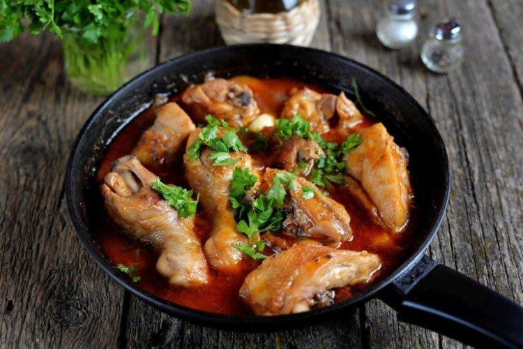 Poulet à la sauce tomate dans une poêle