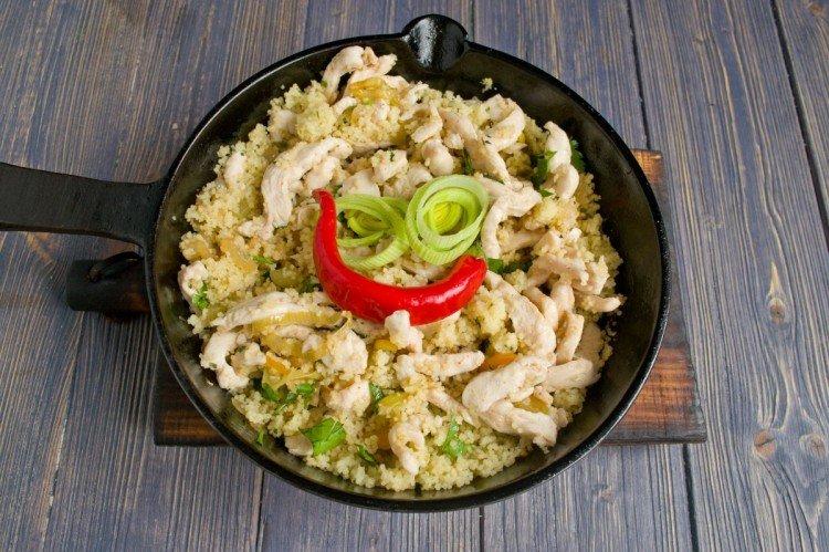 Poulet au couscous dans une poêle