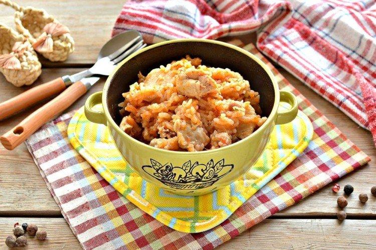 Poulet avec du riz dans une casserole