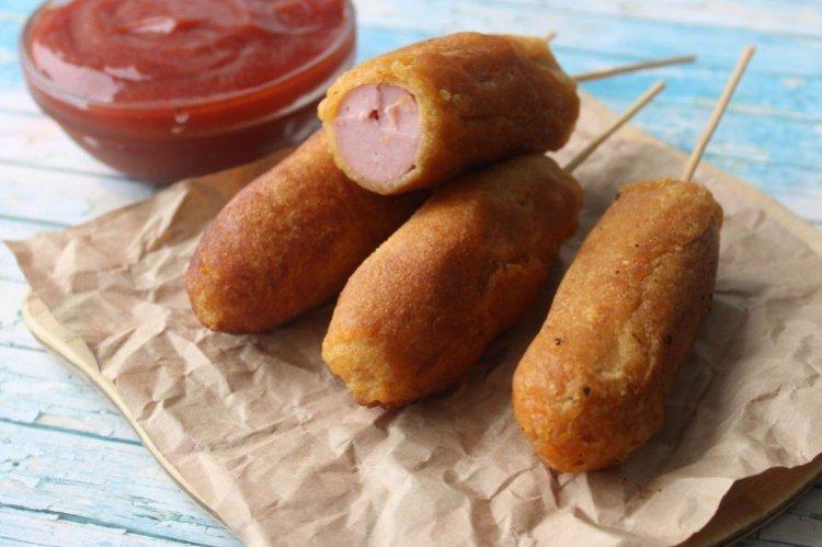 Saucisses en pâte avec du fromage fondu