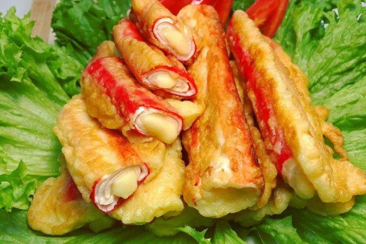 Bâtonnets de crabe farcis en pâte