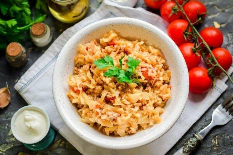 Chou cuit avec de la viande hachée et du riz