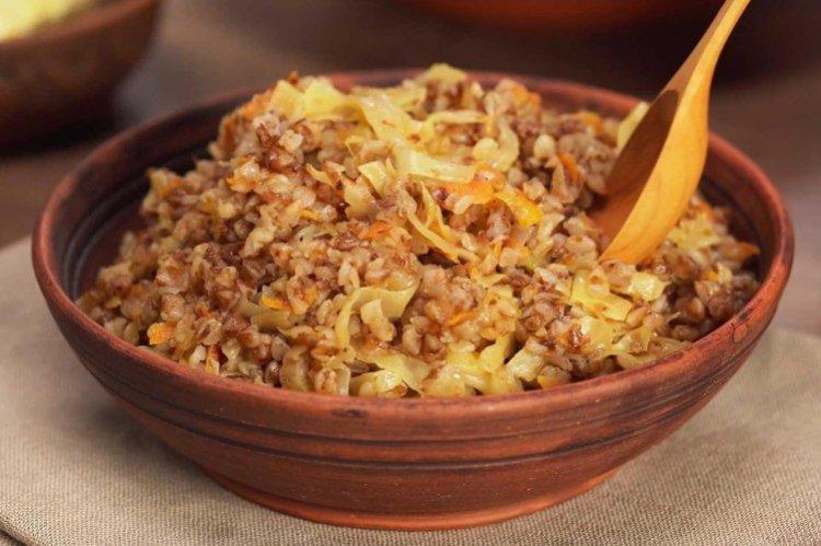 Chou cuit avec de la viande et du sarrasin