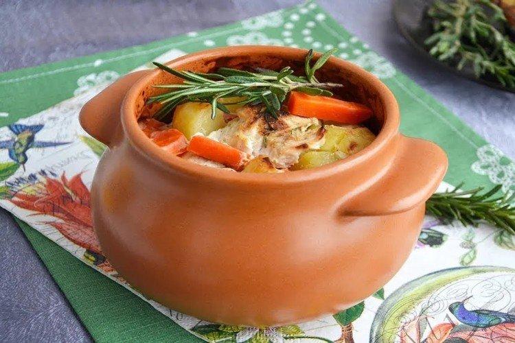 Pommes de terre au poulet en pots