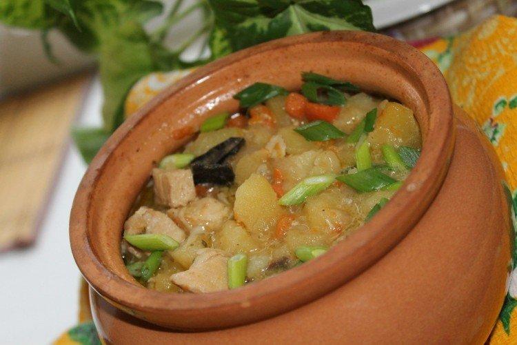 Pommes de terre avec de la viande dans des pots