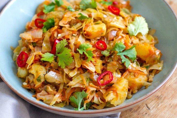 Chou mijoté avec pommes de terre et poivrons