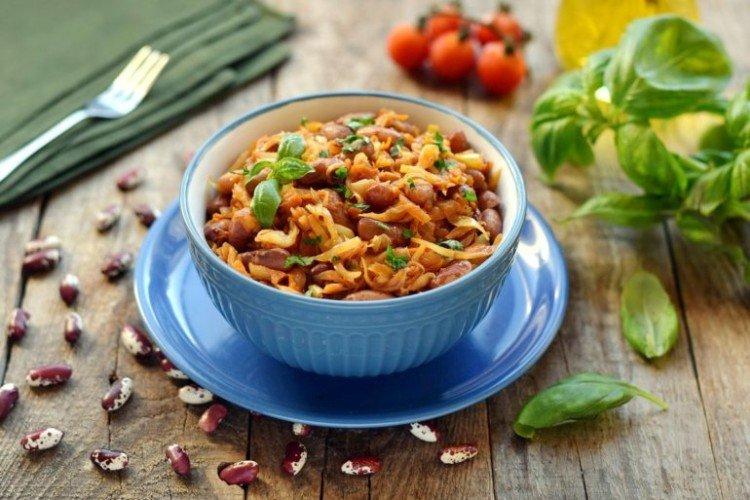 Chou cuit avec des saucisses et des haricots