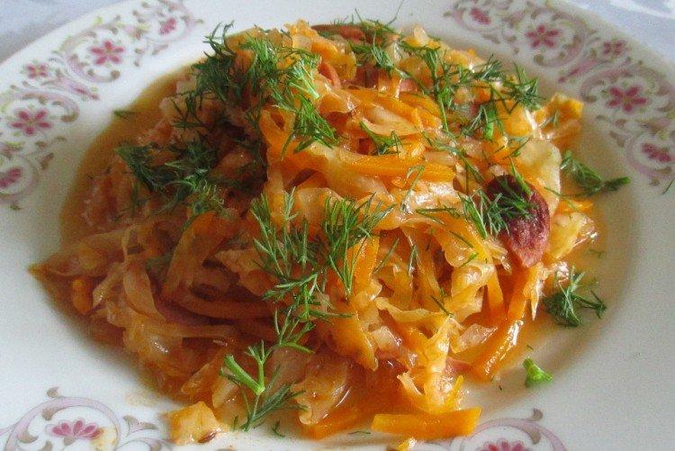 Chou cuit avec des saucisses et de la crème sure