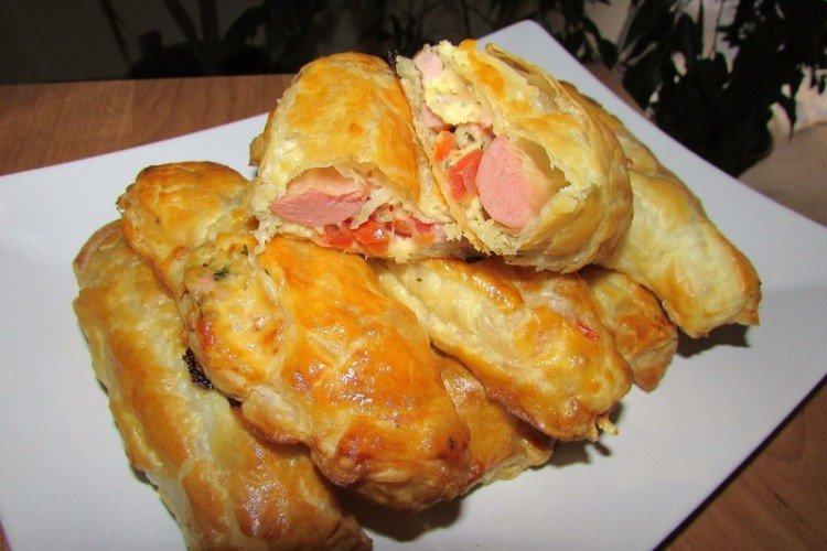 Saucisses en pâte avec tomates et fromage