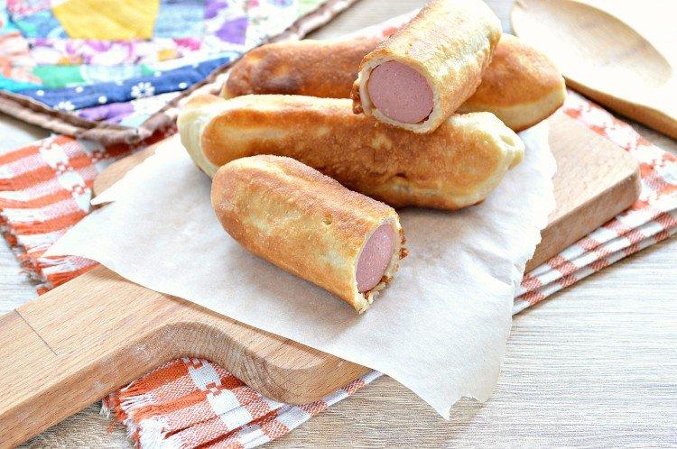 Saucisses dans une pâte dans une casserole