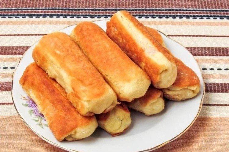 Saucisses frites en pâte de kéfir avec oeuf