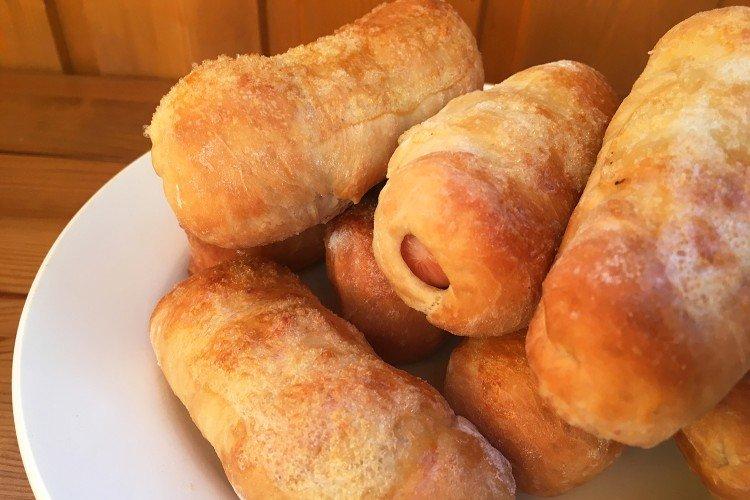 Saucisses frites à l'eau et pâte au lait