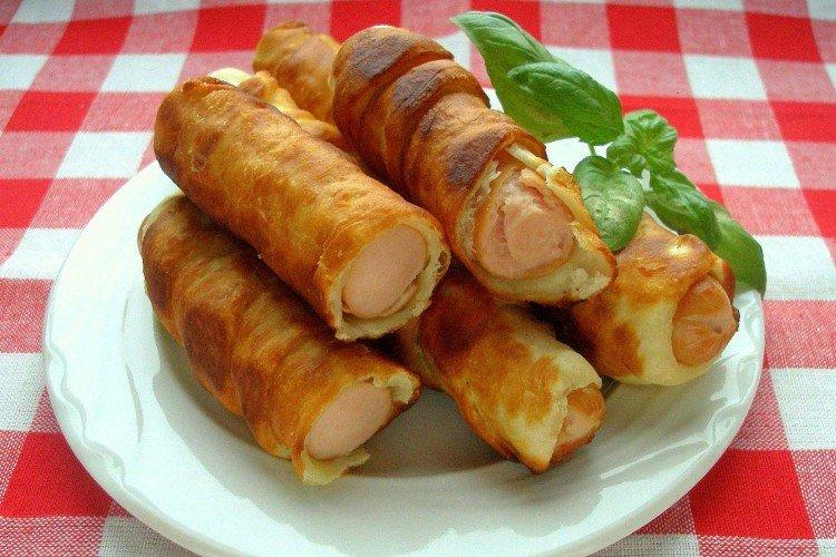 Saucisses en pâte feuilletée dans une poêle