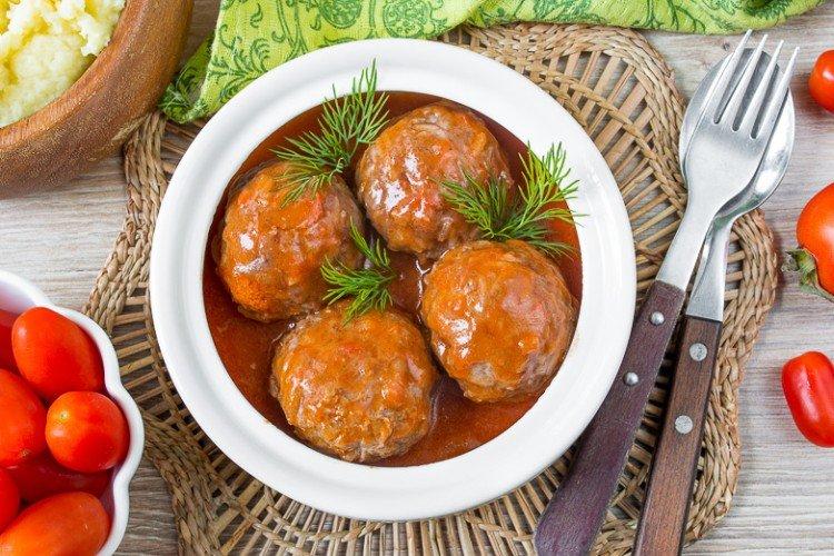 Boulettes de viande avec riz et fromage