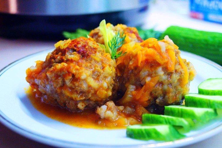 Boulettes de viande avec du riz au micro-ondes
