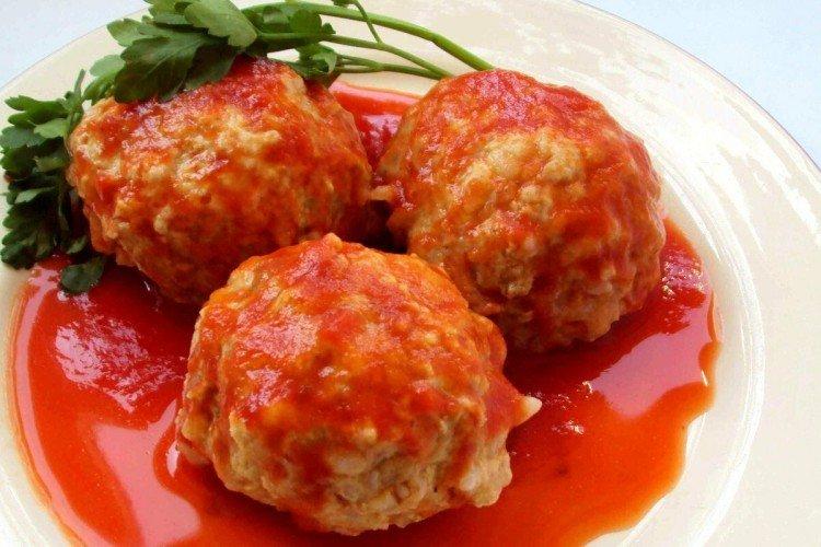 Boulettes de viande avec riz et chou