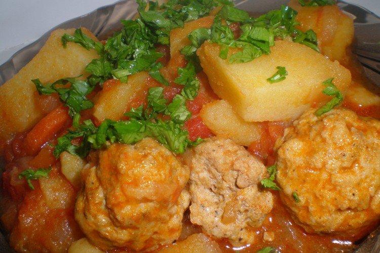 Boulettes de viande avec riz et légumes