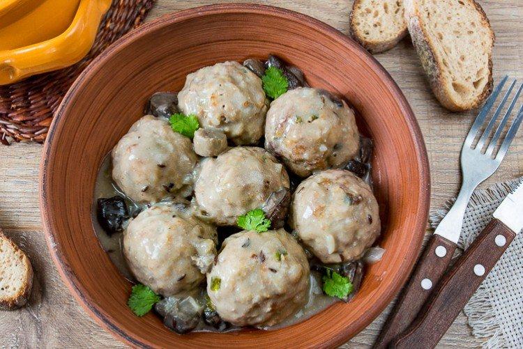 Boulettes de viande avec sauce aux champignons au four