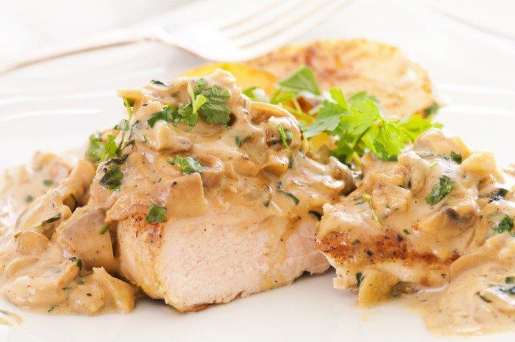 Poulet aux cèpes dans une sauce crémeuse