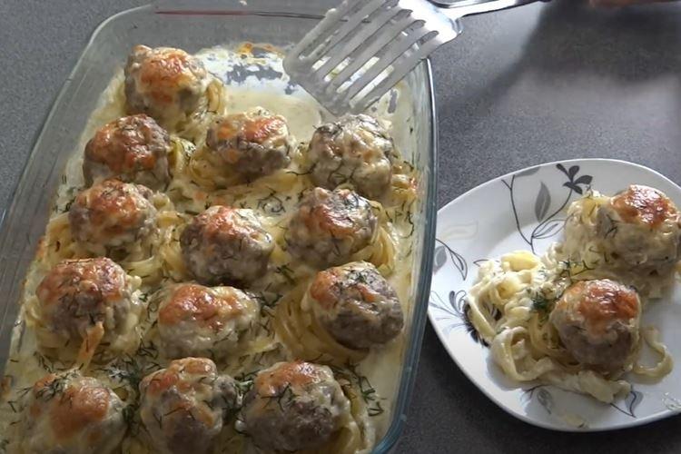 Nids avec viande hachée et oignons au four