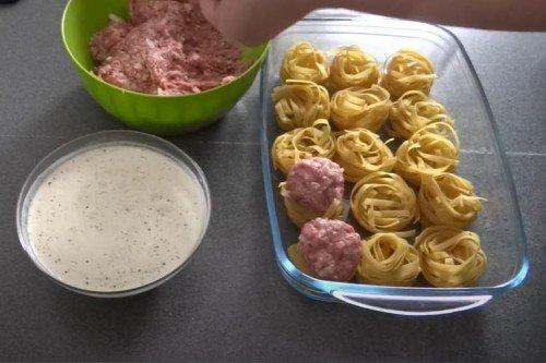 Nids avec viande hachée et oignons au four