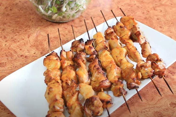 Brochettes de poulet à la croûte dorée