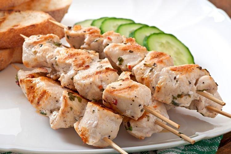 Brochettes de poulet sur des brochettes dans un bocal