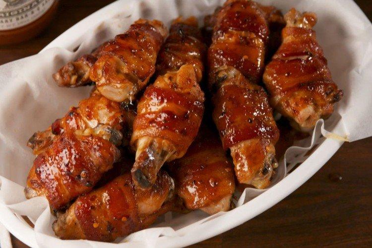 Ailes de poulet enrobées de bacon