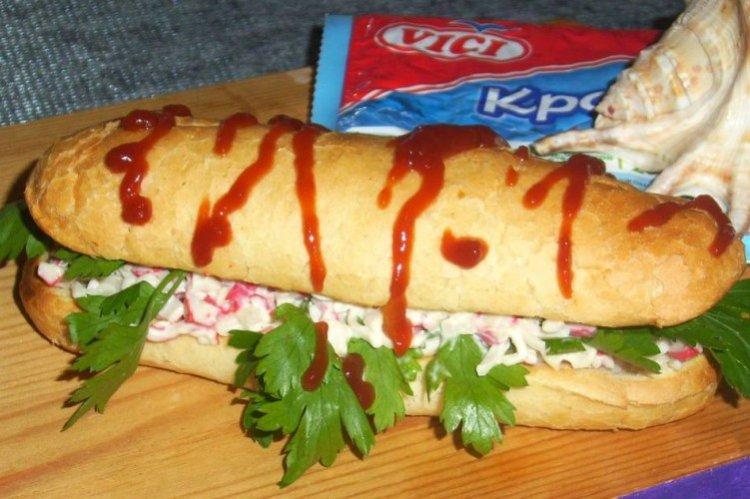 Hot dog aux bâtonnets de crabe