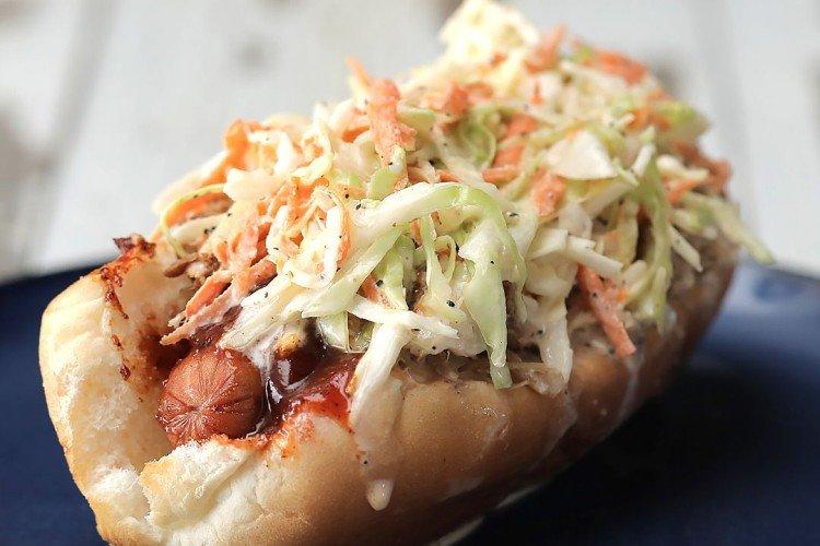 Hot dog au chou épicé