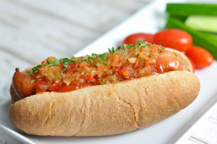 Hot-dog avec sauce tomate