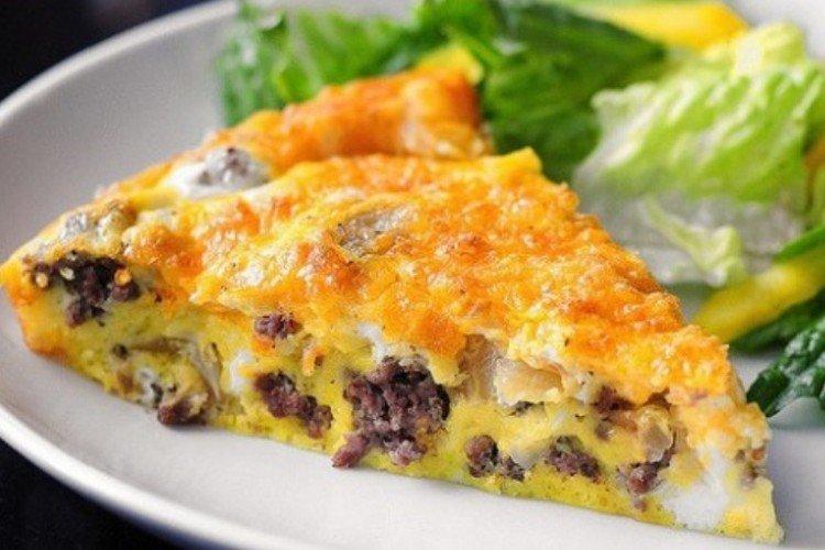 Omelette à la viande hachée dans une poêle