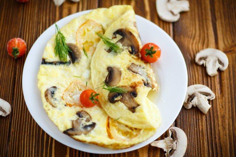 Omelette aux champignons dans une poêle