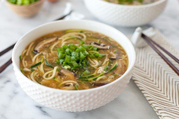 Soupe aux nouilles de riz, champignons et boeuf