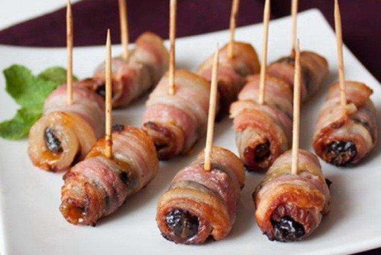 Canapés aux pruneaux en brochettes