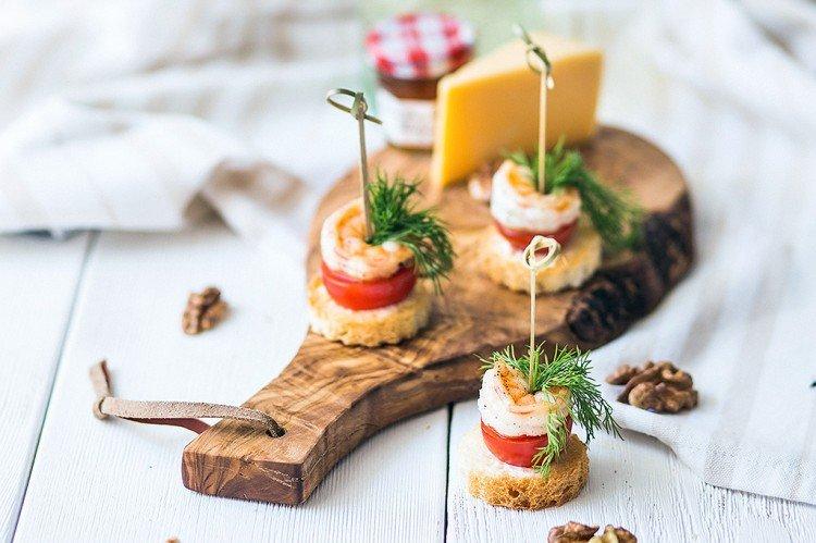 Canapés de crevettes sur des brochettes