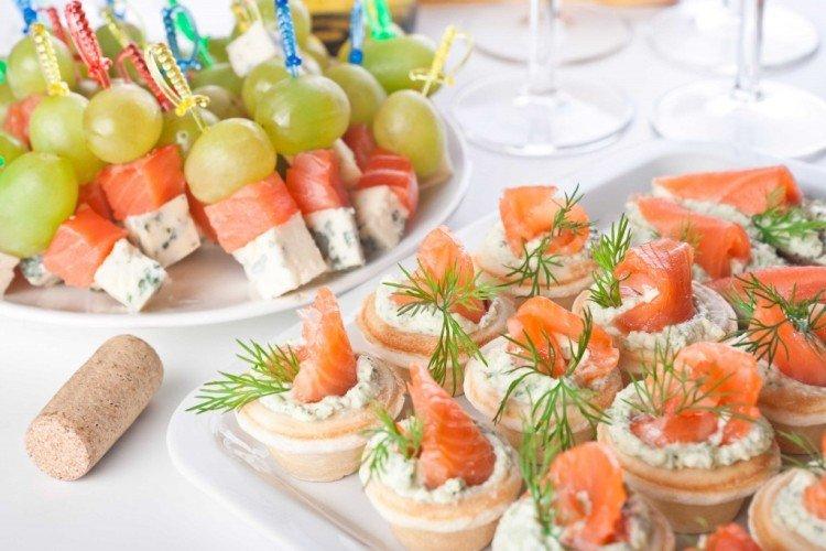 Apéritif de saumon et de raisin pour le vin blanc