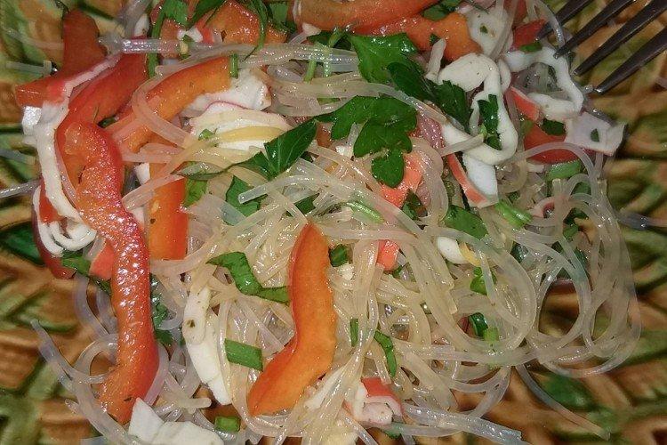 Salade Funchose aux bâtonnets de crabe