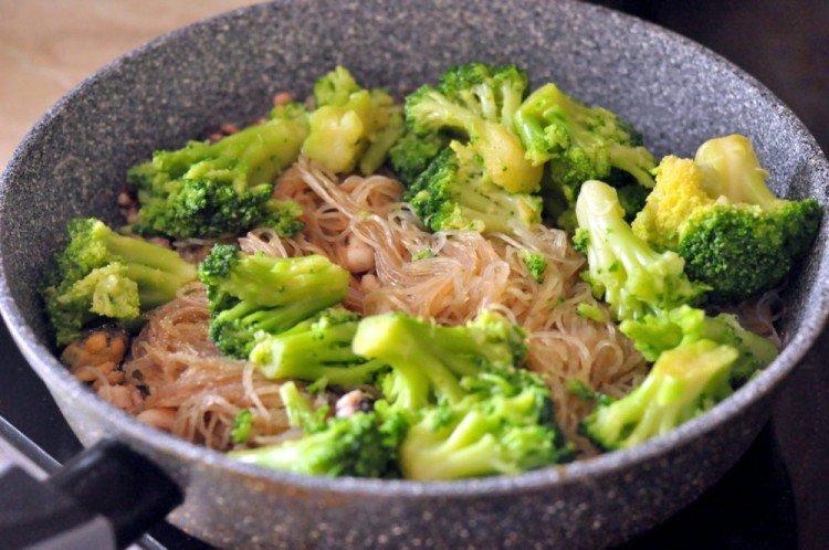 Salade de funchose, poulet et brocoli