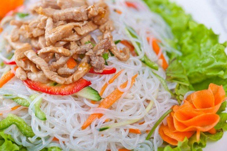 Funchose et salade de porc