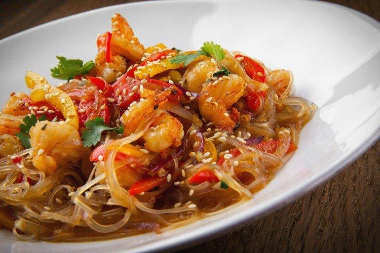 Funchoza aux crevettes et basilic