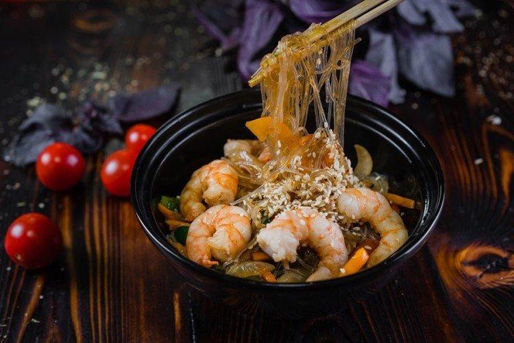 Funchoza aux crevettes et ananas