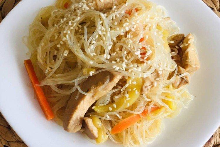 Funchoza au poulet et courgettes