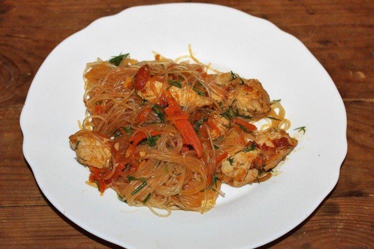 Funchoza au poulet à la sauce tomate