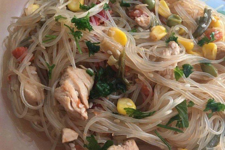 Funchoza au poulet et tomates