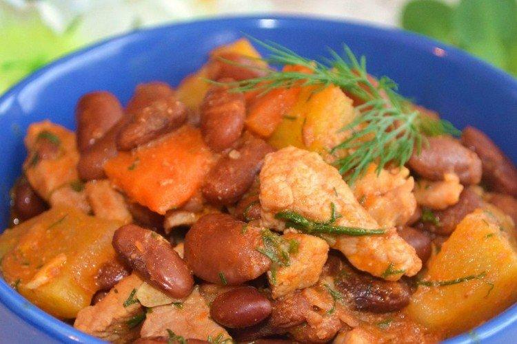 Pommes de terre au porc et aux haricots