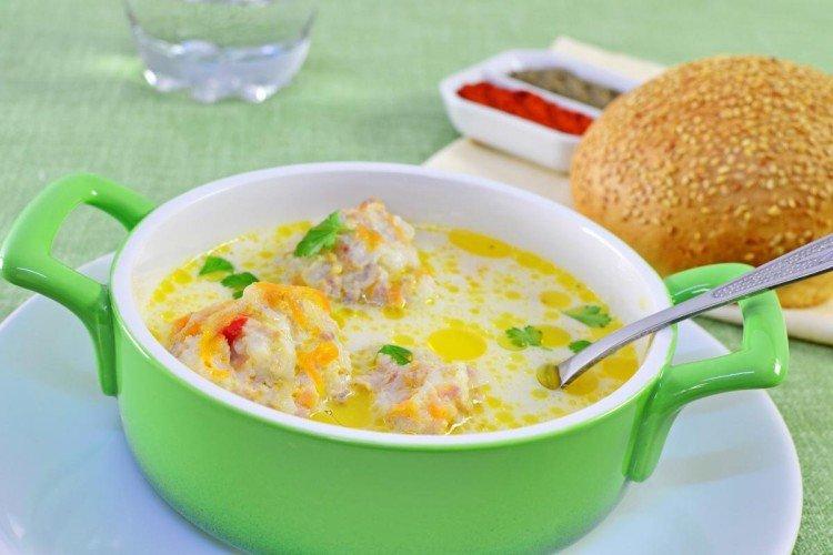 Soupe au fromage avec boulettes de poulet