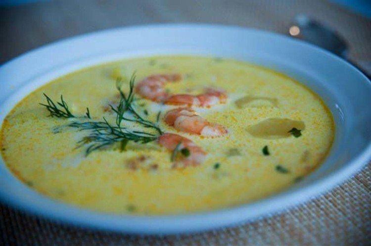 Soupe au fromage avec poulet et crevettes